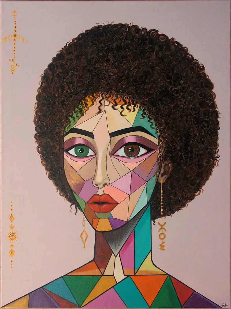 Aun así: retrato acrílico de una mujer con gran cabello afro y rostro en facetas de colores, un ojo verde y otro marrón que guarda una pequeña lágrima, con pendientes y símbolos amazigh en dorado sobre fondo malva.